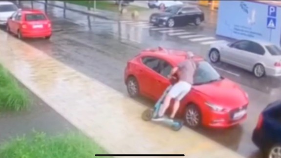 Polícia hľadá svedkov nehody kolobežkára! Nevideli ste muža na VIDEU?