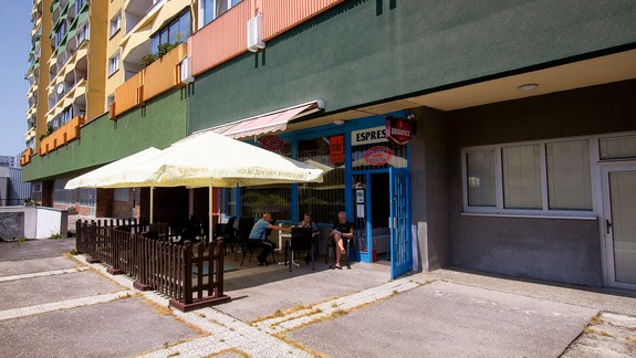 Zaujímavosť: Za letné terasy na terasách v Petržalke podniky neplatia