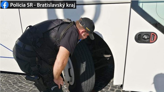 FOTO: Pri parlamente objavili policajti dvoch migrantov