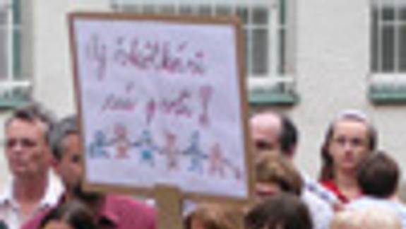 Ľudia protestujú proti stavbe na Letnej ulici