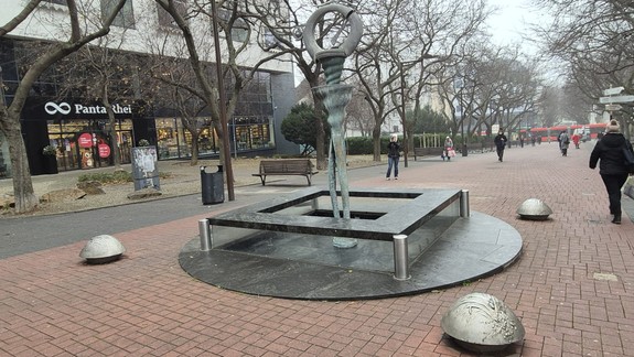 Fontána Svetový poštár na Poštovej ulici sa dočkala opravy, na krátko ju spustia do prevádzky