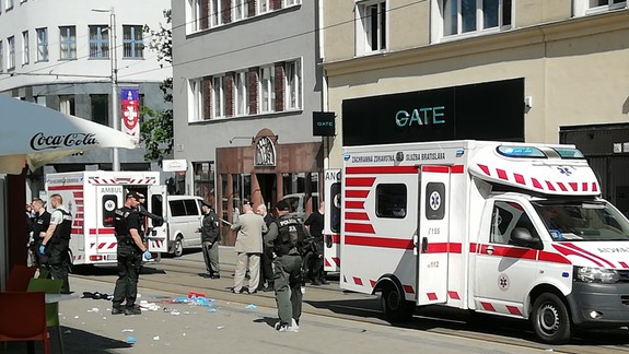 Dvaja zranení muži z incidentu na Obchodnej ulici sú v stabilizovanom stave