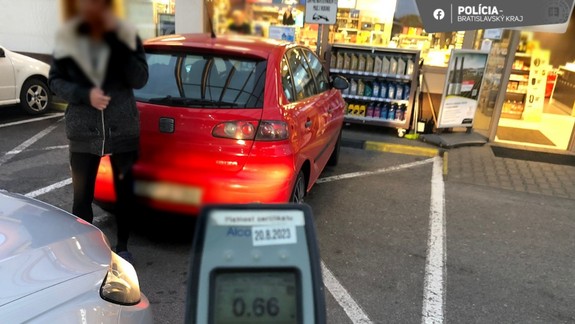 Vodička si zavarila: Opitá na pumpe priamo pred policajtmi zaparkovala na mieste pre ŤZP