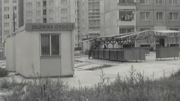 VIDEO Takto vyzerali prvé roky sídliska v Petržalke: Jeden nefunkčný telefón, provizórne obchody