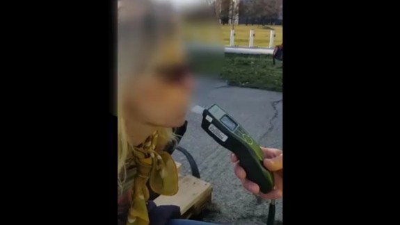 Opitá vodička narazila na chodníku do matky s dvojmesačným bábätkom v kočíku!