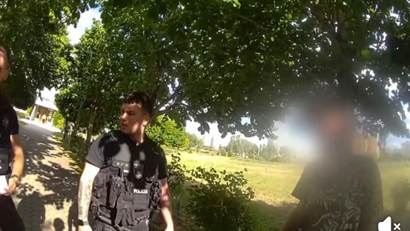 VIDEO:Pri kostole v Petržalke sa pohyboval muž s napodobeninou zbrane, zasiahli policajti