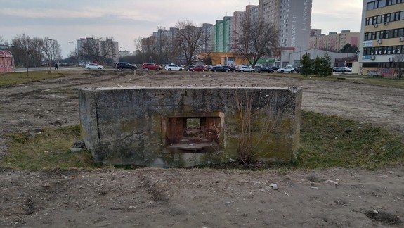 Aký osud čaká protitankovú stenu, ktorá leží na trase budúcej električky?