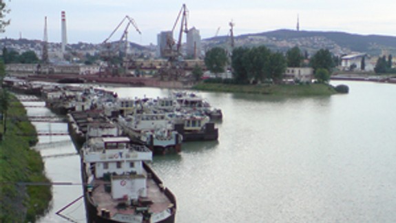 Polícia obvinila 12 osôb, ktoré kradli naftu z lodí na Dunaji