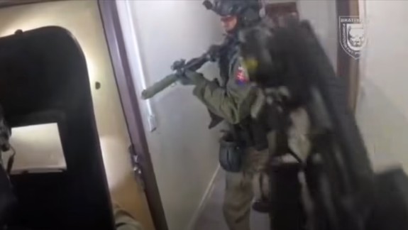 VIDEO: Policajti zadržali lupiča, ktorý v maskáčoch prepadol záložňu na Krížnej