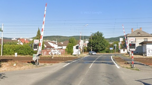 V Rači je pre údržbu úplne uzavreté železničné priecestie
