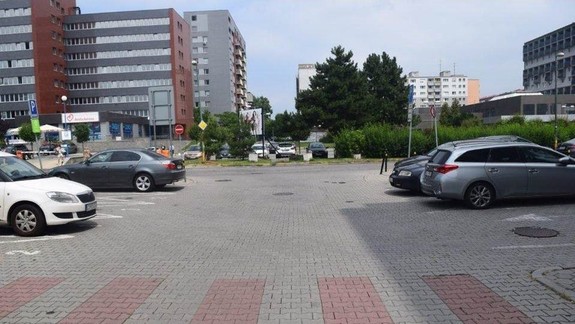 Polícia hľadá svedkov nehody, pri ktorej zrazila biela Škoda Roomster chodca - nevideli ste ju náhodou?