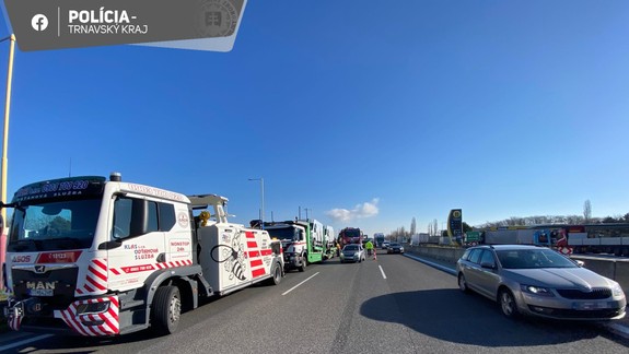 Nehoda: Na D1 v smere do Bratislavy sa zrazili tri kamióny