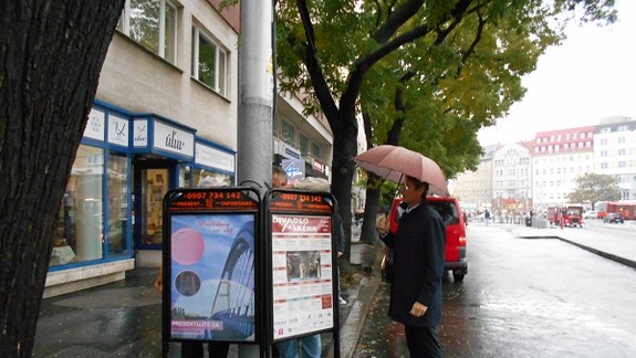 Nesrovnal v uliciach: Takto sa pustil do nelegálnych reklám 
