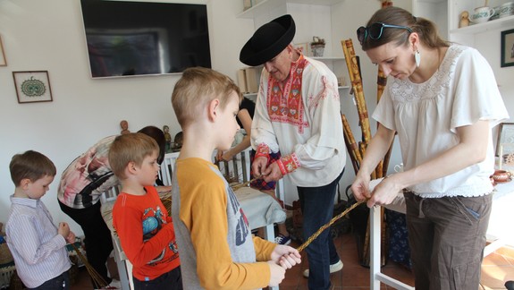 Chcete sa naučiť pliesť korbáč či zdobiť kraslice? V ÚĽUV-e dostanete možnosť