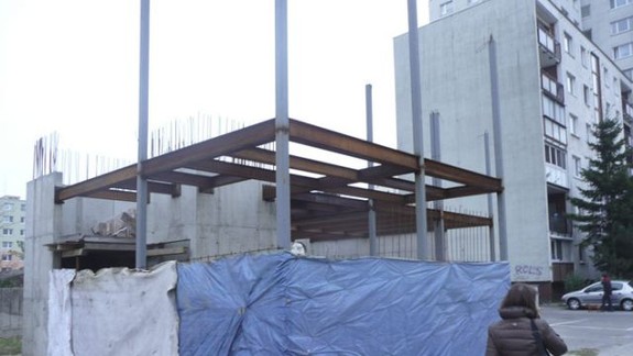 Zbúrala novinový stánok a začala bez povolenia stavať polyfunkčný objekt