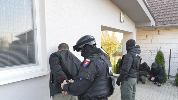 VIDEO: Polícia zadržala štvoricu prevádzačov, ktorí priviezli tisícku Srbov a Ukrajincov