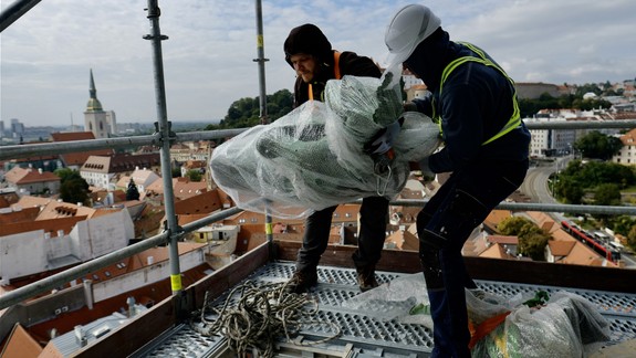 VIDEO a FOTO Výnimočná udalosť: Socha sv. Michala zložili z Michalskej veže, putovala ulicami