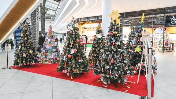 Deti z umeleckých škôl a centier vytvorili vianočný les priamo v nákupnom centre