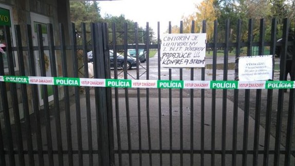 Cintoríny sú dočasne zatvorené! Niektorí ľudia boli nespokojní, dorazili zbytočne