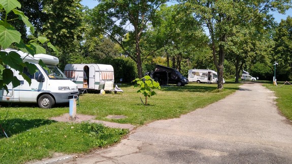 Vedeli ste? Bratislava má opäť svoj oficiálny kemping, môžete sem vyraziť na stanovačku