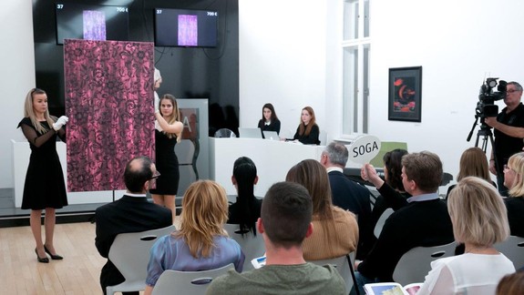 Môžete sa zapojiť i vy. Charitatívny aukčný salón opäť pomôže ťažko skúšaným  rodinám