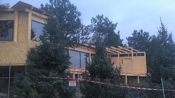 FOTO: Na brehu Zlatých pieskov vyrástol záhadný drevený komplex - ide o čiernu stavbu?