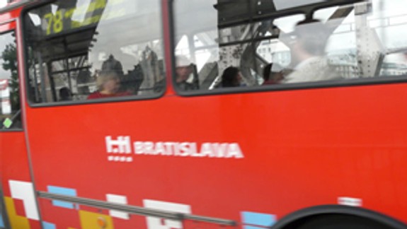 Mužovi, ktorý v MHD udrel ženu, hrozí až trojročný trest