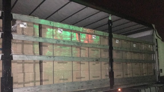 FOTO: To je úlovok. V kamióne našli colníci 4 milióny cigariet