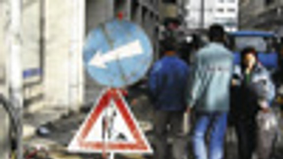 Na Gorkého ulici stavbári robia, čo chcú