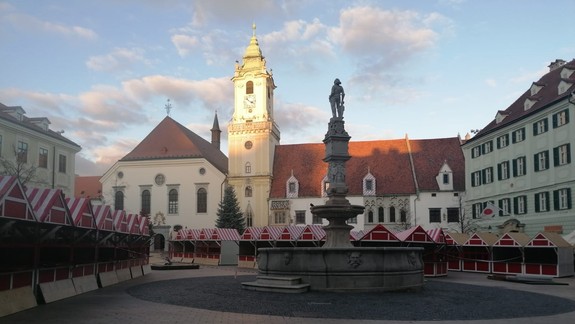 Na Hlavnom námestí sa už rysujú vianočné trhy