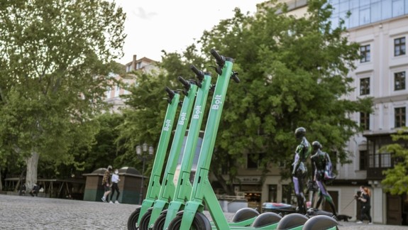 FOTO: Elektrické kolobežky zaznamenali v Bratislave taký boom, že si mohli dovoliť zdražieť...