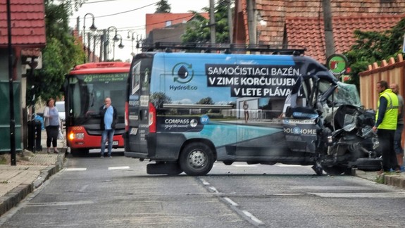 Hlavnú cestu v Devíne upchala ráno nehoda, jej aktér mal vypité