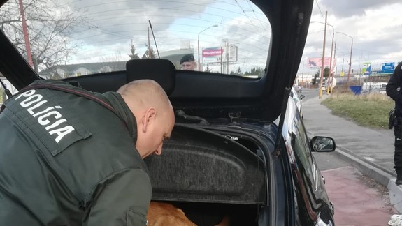 Rozbité auto s "rozbitou" posádkou. Policajti zastavili vozidlo, ktorého osadenstvo nebolo schopné komunikovať