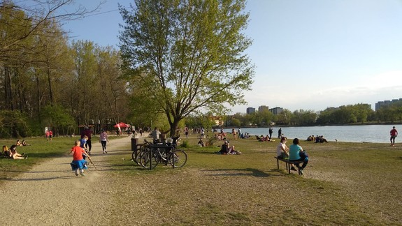 FOTO: Takto to dopadne, keď ľudia dostanú odporúčanie, aby sa na jednom mieste nezhromažďovali ...