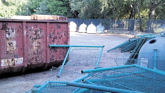 Zábradlie zo štadióna skončilo v zberných surovinách