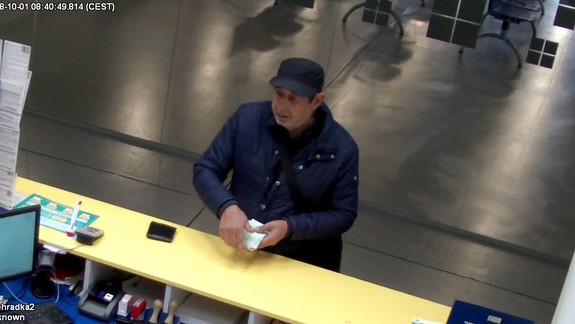 Nepoznáte ho? Mohol by niečo vedieť a podvode, ku ktorému došlo na pošte