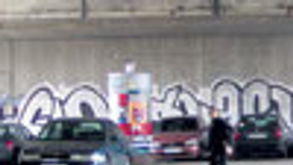 Pod Novým mostom už osadili stĺpiky