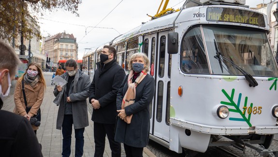 FOTO a VIDEO: V uliciach už premáva vianočná električka. Je iná ako v predchádzajúcich rokoch