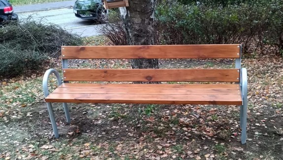 Petržalka osádza stovky nových lavičiek. Vďaka vlastnej výrobe šetrí čas aj peniaze