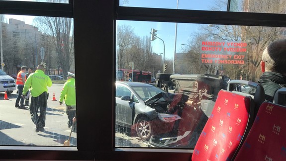 Pri nehode v Petržalke sa prevrátilo auto