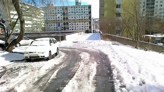 Z viacerých častí Bratislavy hlásia zľadovatelé chodníky a množstvo pádov - dávajte si pozor!