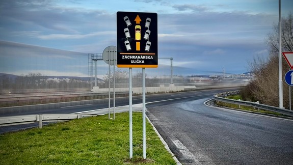 Diaľničiari osadili v rámci osvety desiatky nových tabúľ o záchrannej uličke
