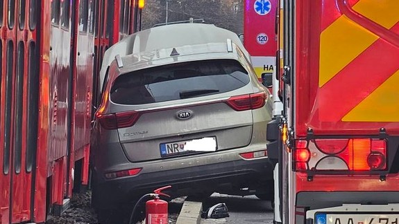 Nehoda na Račianskej: Osobné auto vošlo do dráhy električke