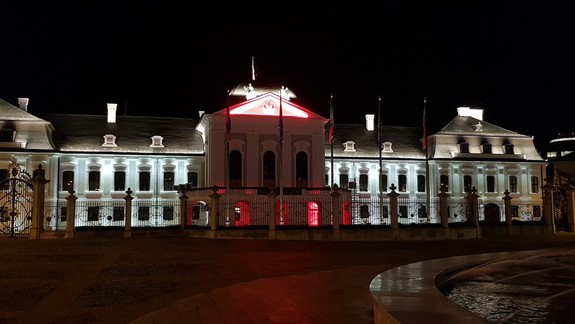 Prezidentský palác je od sobotňajšieho večera nasvietený vo farbách Bieloruska