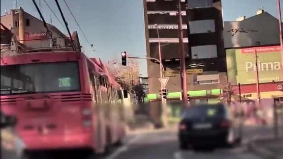 VIDEO: Policajná naháňačka v centre mesta, vodič unikal i po chodníku