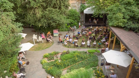 Sezóna Letnej čitárne U červeného raka je tu! Príďte na jej otvorenie