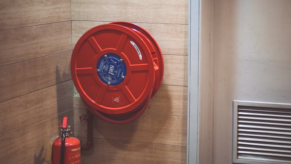 Hydranty v bytových domoch sú často obyvateľom neprístupné. Viete, ako začať hasiť?