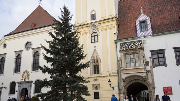 Čo naň poviete? Na Hlavnom námestí už stojí vianočný stromček