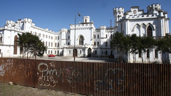 FOTO: Už ste videli kaštieľ v Rusovciach zvnútra? Určite stojí za záchranu!