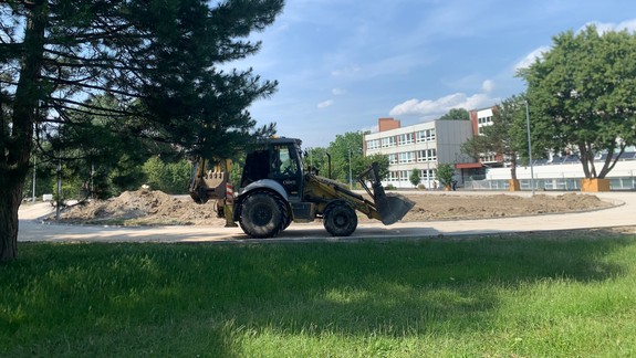 Vznikne nový atletický ovál a ekologická učebňa: Začali sa práce v areáli ZŠ Pankúchova